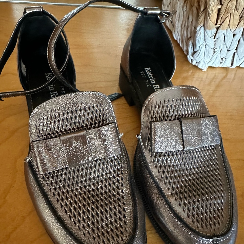 Metallic leather loafers. Size 8. Like new.